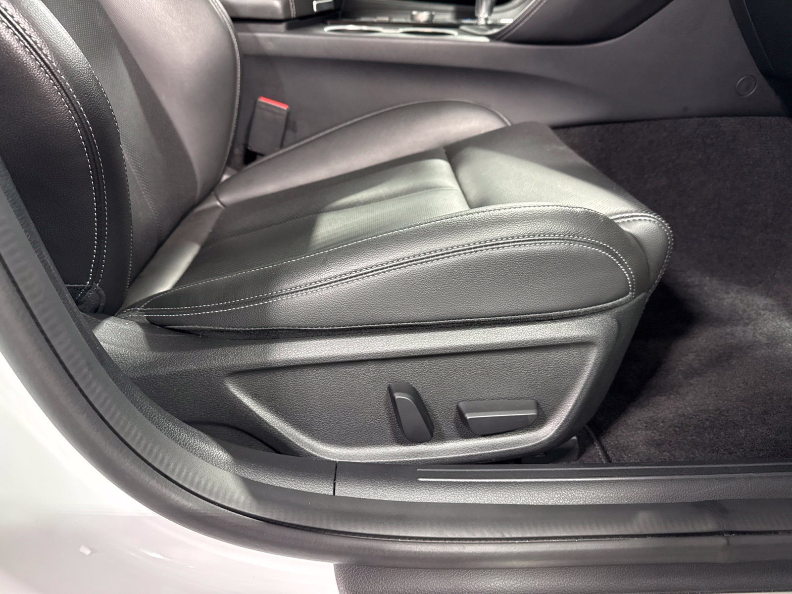 Used 2025 Genesis G70 2.5T AWD/4WD image 14