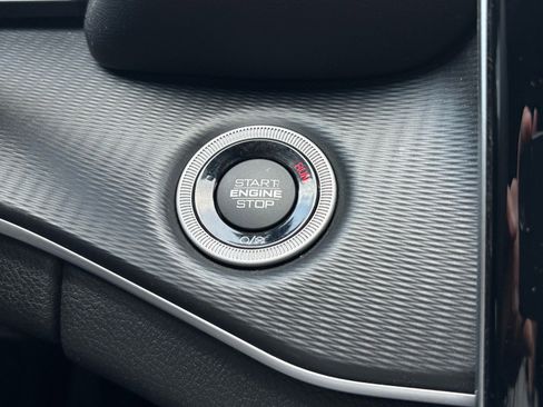 Used 2023 Jeep Grand Cherokee L Laredo image 16