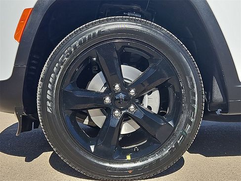 New 2025 Jeep Grand Cherokee Altitude image 9