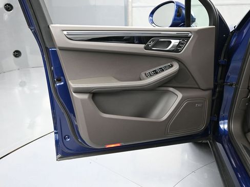 Certified 2025 Porsche Macan AWD/4WD image 15