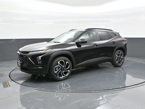 Used 2025 Chevrolet Trax RS w/ Sunroof Package image 3