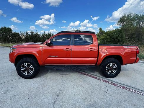 Used 2016 Toyota Tacoma TRD Sport w/ Towing Package RWD image 9