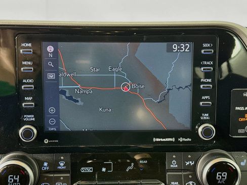 Used 2021 Toyota Highlander XLE AWD/4WD image 14