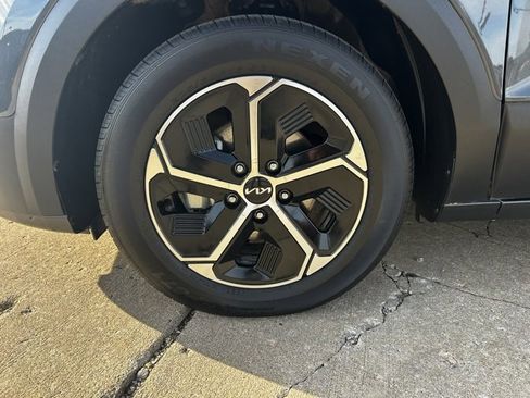 Used 2023 Kia Niro EX image 9
