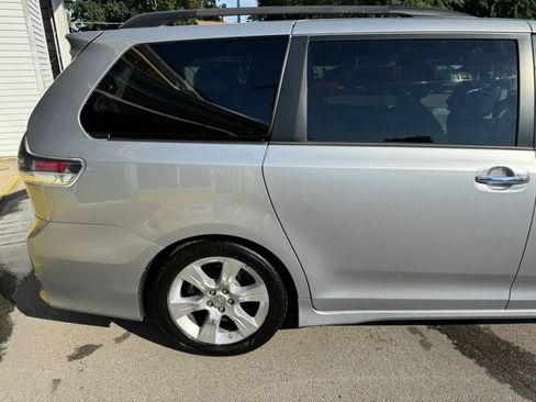 Used 2013 Toyota Sienna SE FWD image 9