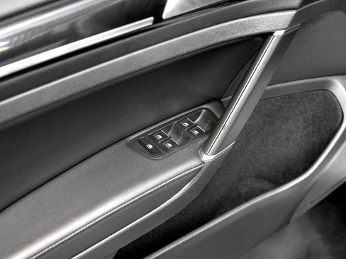 Used 2019 Volkswagen Golf R 4-Door image 35