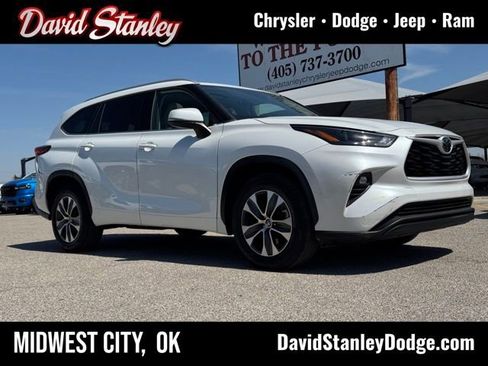 Used 2022 Toyota Highlander XLE image 1