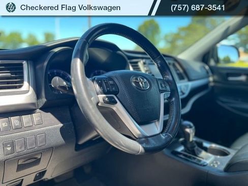 Used 2019 Toyota Highlander XLE AWD/4WD image 18
