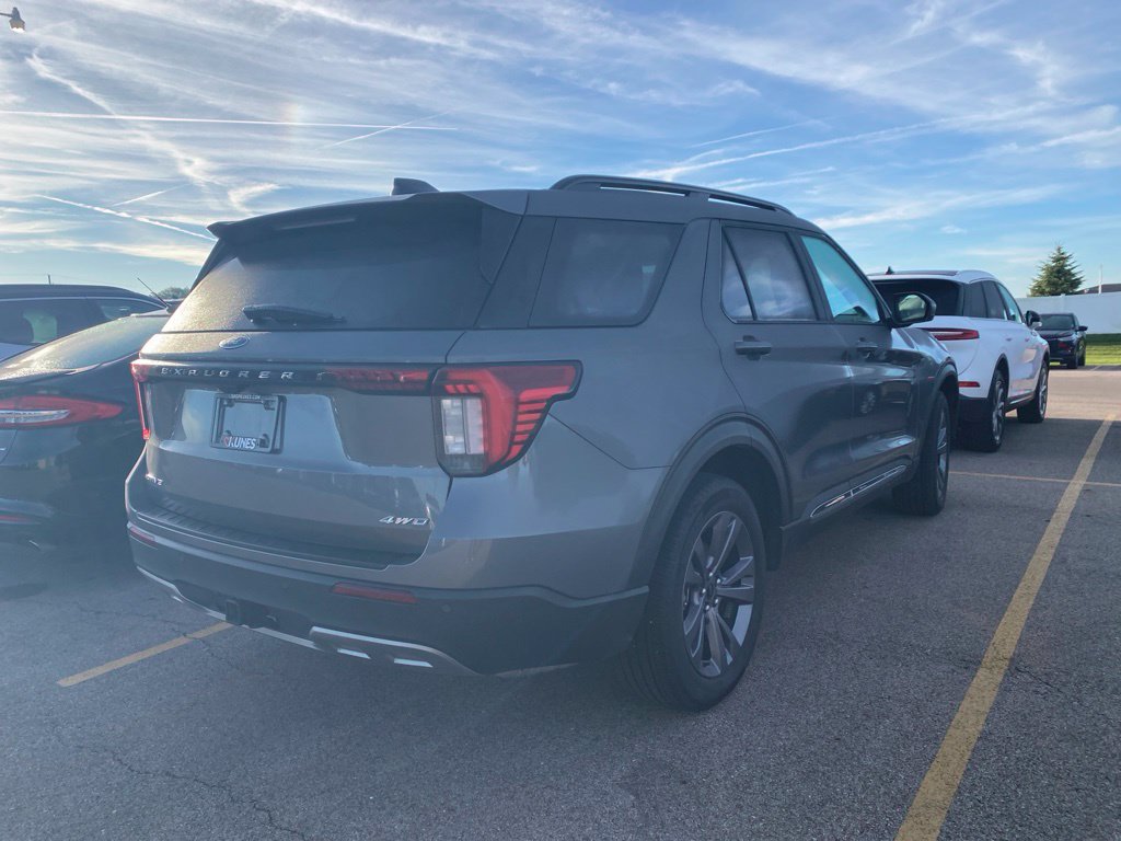 Used 2025 Ford Explorer Active w/ Active Comfort Package AWD/4WD image 7