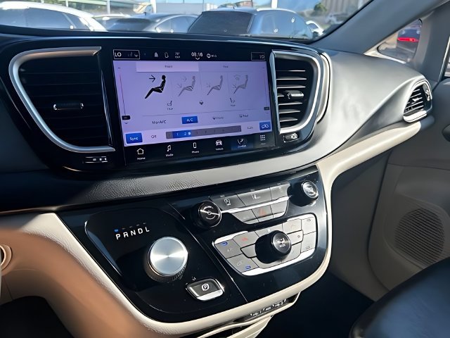 Used 2022 Chrysler Pacifica Touring-L FWD image 30