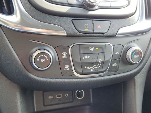 Used 2022 Chevrolet Equinox LT image 18