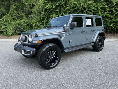 Used 2025 Jeep Wrangler Unlimited Sahara AWD/4WD image 4