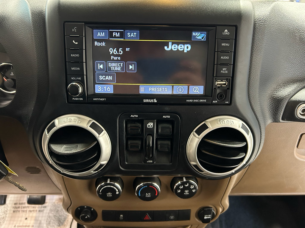 Used 2017 Jeep Wrangler Unlimited Rubicon w/ Connectivity Group AWD/4WD image 15
