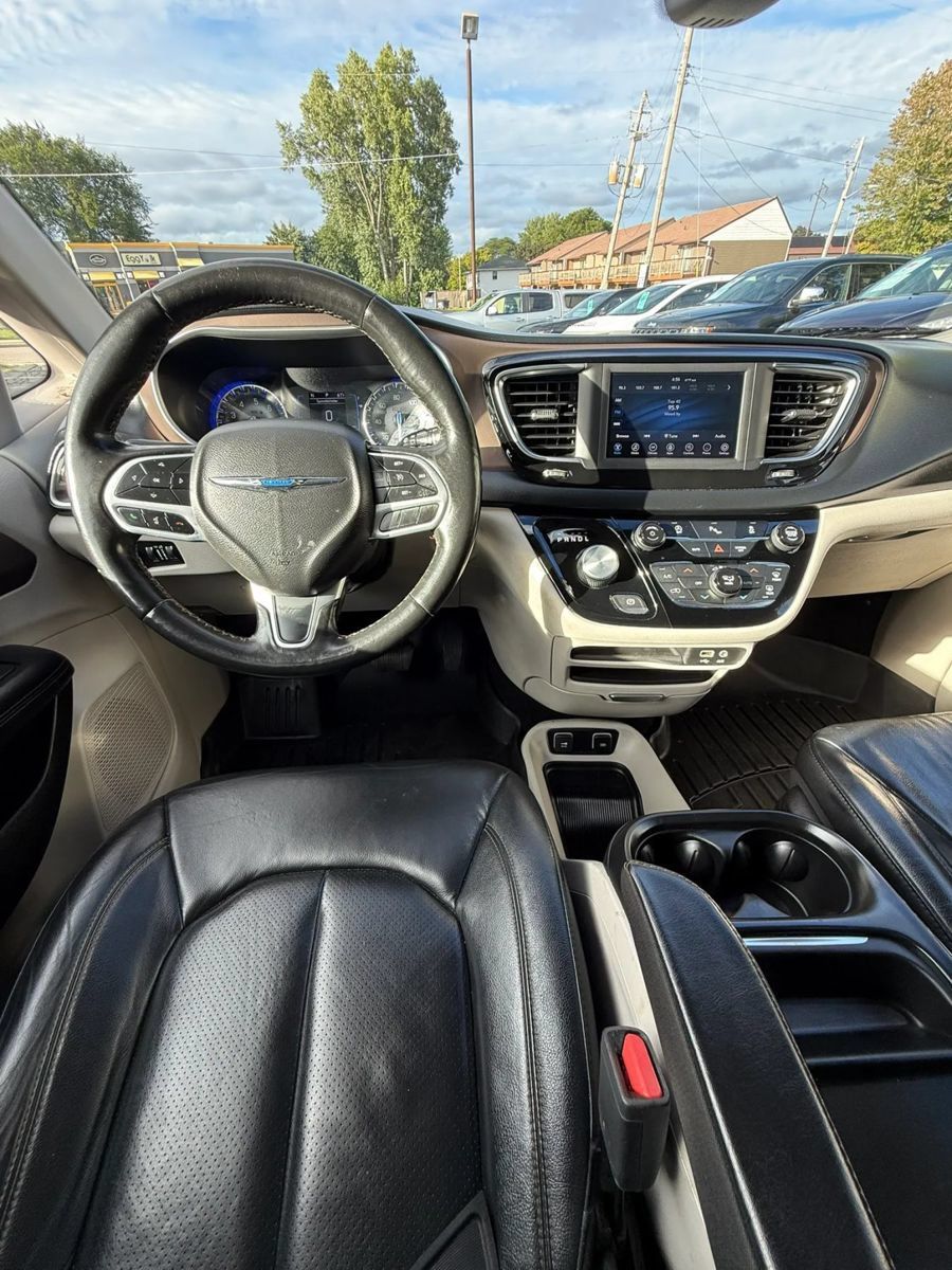 Used 2019 Chrysler Pacifica Touring-L FWD image 39