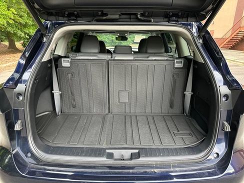 Used 2020 Toyota Highlander XLE FWD image 31