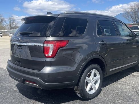 Used 2019 Ford Explorer XLT image 3
