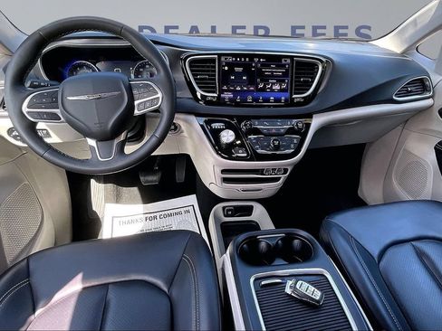 Used 2023 Chrysler Pacifica Touring-L FWD image 7
