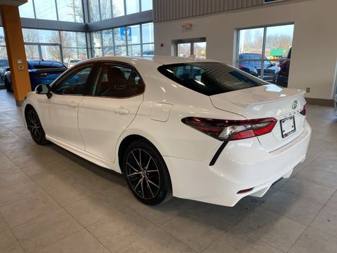 Used 2023 Toyota Camry SE image 3