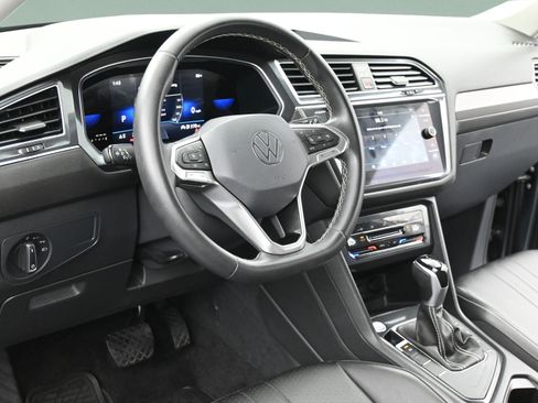 Used 2023 Volkswagen Tiguan SE FWD image 12