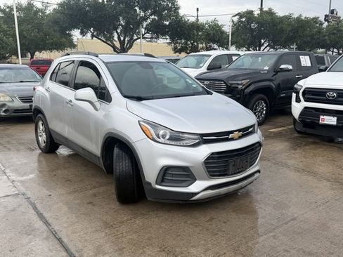Used 2019 Chevrolet Trax LT w/ LT Convenience Package FWD image 2