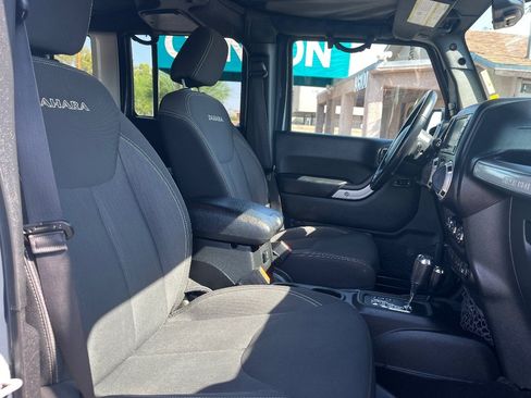Used 2017 Jeep Wrangler Unlimited Sahara w/ Connectivity Group AWD/4WD image 32