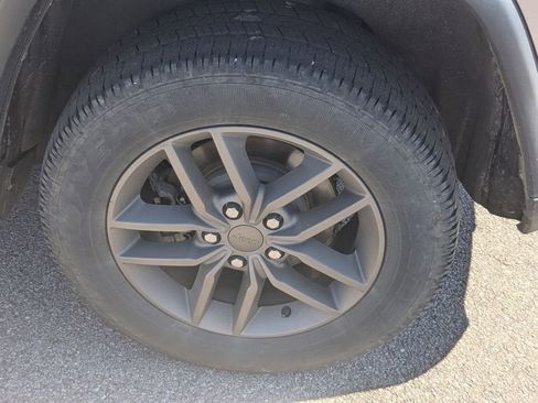 Used 2016 Jeep Grand Cherokee Laredo 75th Anniversary image 11