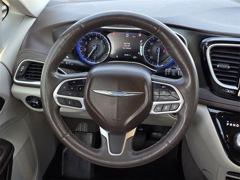 Used 2021 Chrysler Pacifica Touring-L image 23