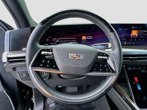 Used 2025 Cadillac Escalade ESV Luxury RWD image 11