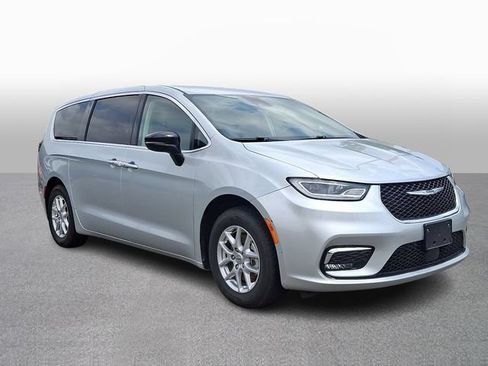 Used 2024 Chrysler Pacifica Touring-L FWD image 3