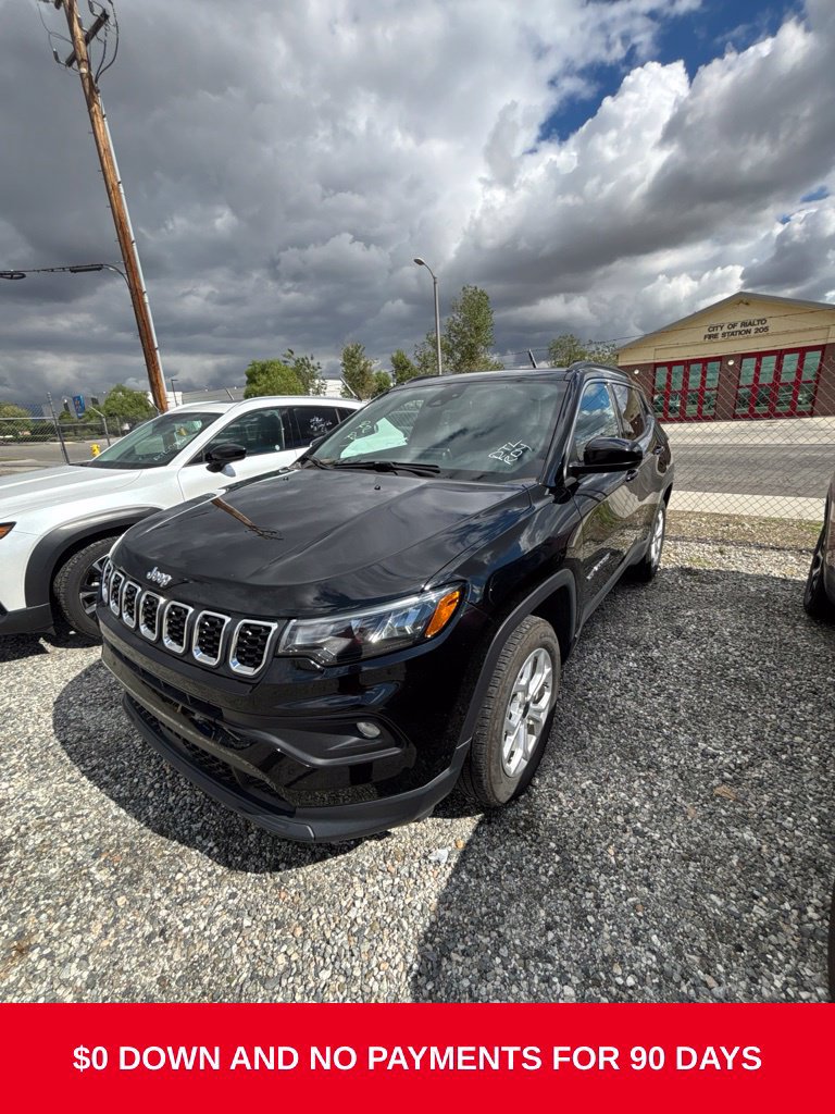 Used 2025 Jeep Compass Latitude w/ Sun & Sound Group AWD/4WD image 1