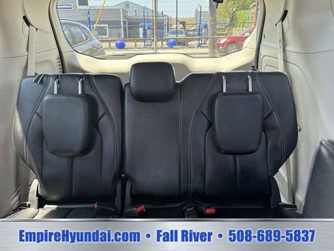 Used 2023 Chrysler Pacifica Touring-L FWD image 17