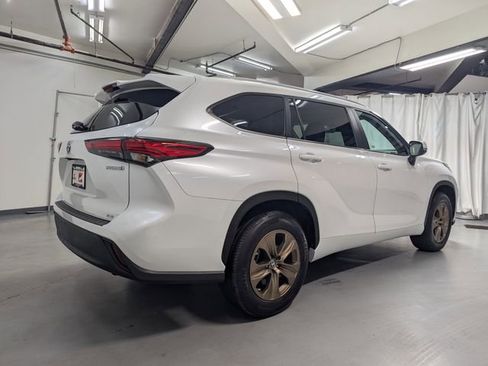 Used 2023 Toyota Highlander Bronze Edition image 3