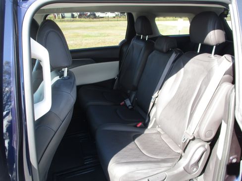 Used 2024 Kia Carnival LX image 11