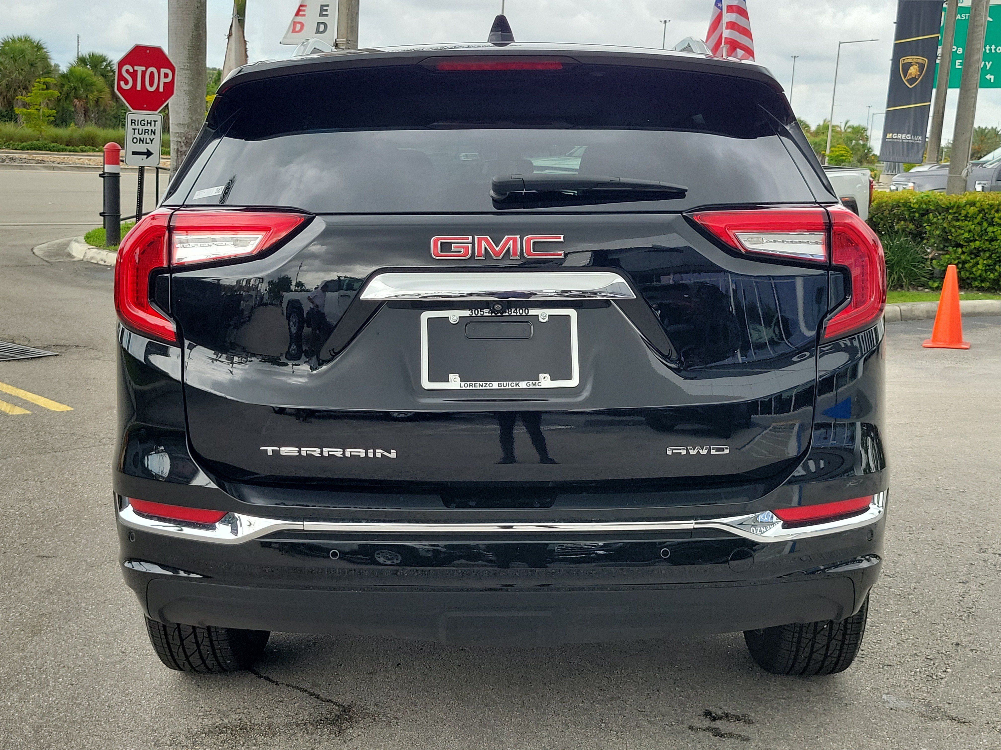Used 2024 GMC Terrain Denali w/ Denali Premium Package AWD/4WD image 6