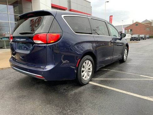 Used 2018 Chrysler Pacifica Touring Plus image 3