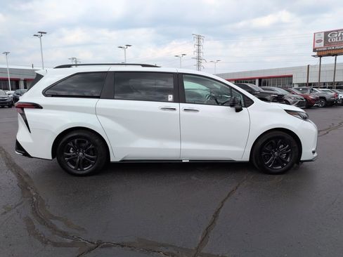 Used 2025 Toyota Sienna XSE w/ XSE Plus Package image 6