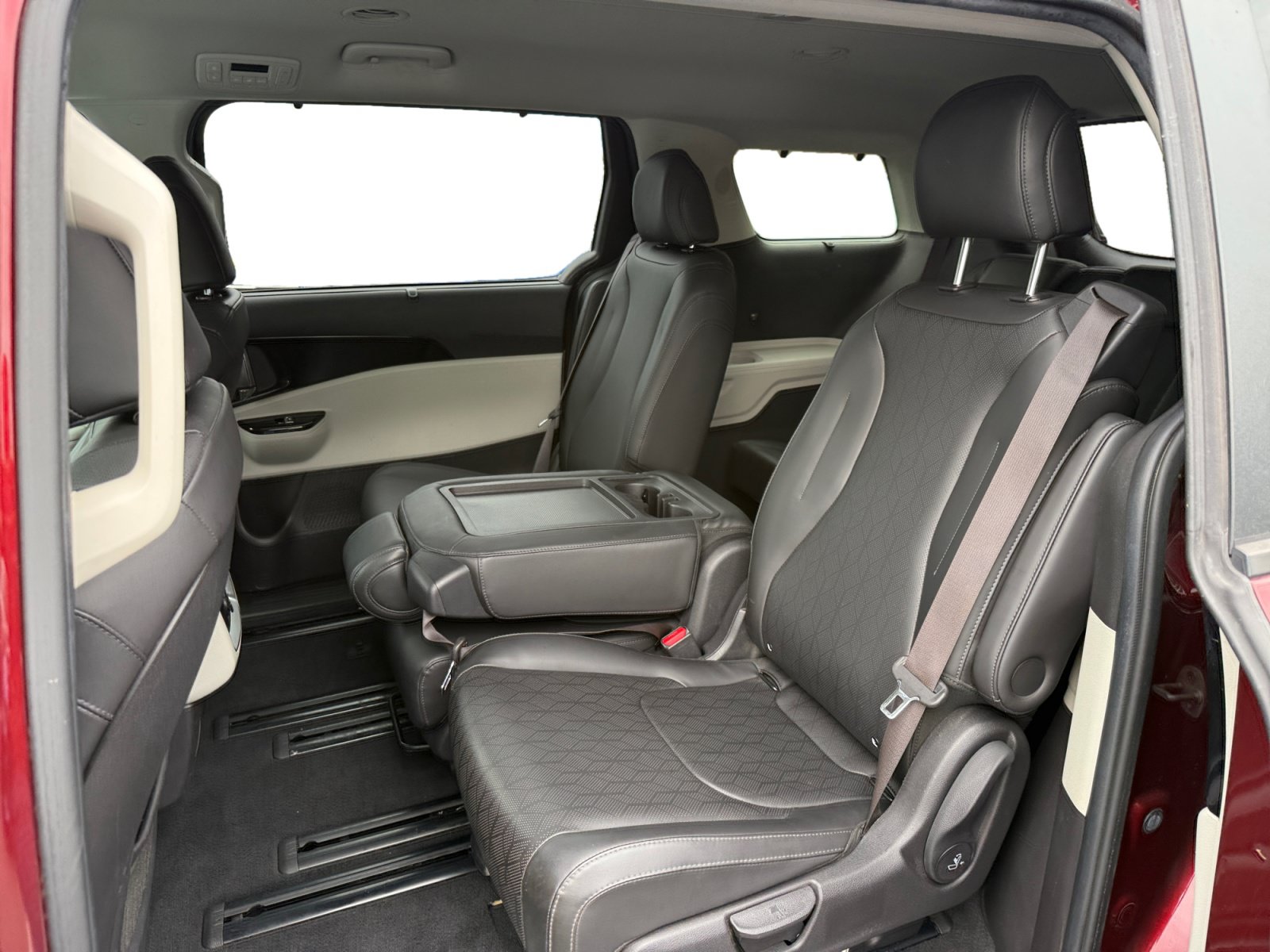 Used 2022 Kia Carnival EX FWD image 16