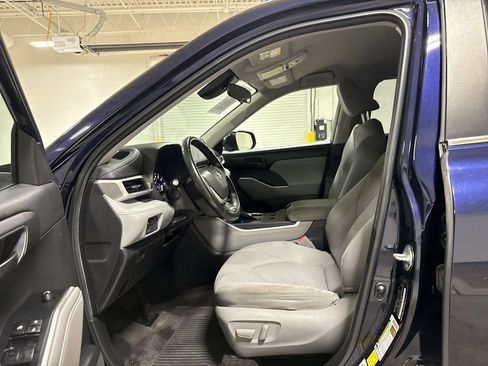 Used 2023 Toyota Highlander LE FWD image 19