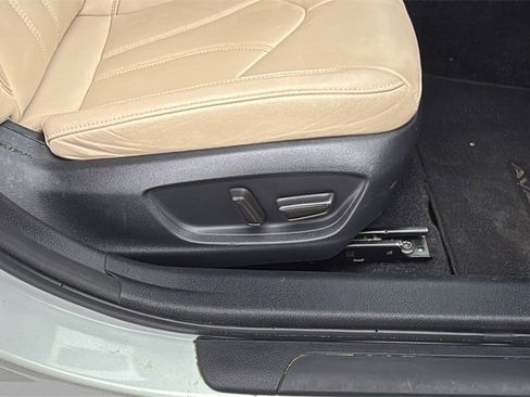 Used 2019 Toyota Avalon XLE image 28