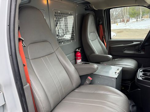 Used 2015 Chevrolet Express 2500 image 17