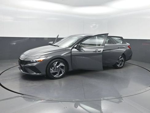 Used 2025 Hyundai Elantra SEL FWD image 35