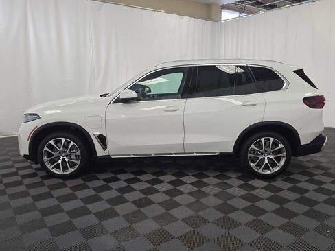 Used 2025 BMW X5 xDrive50e image 2