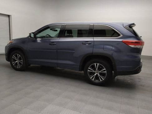 Used 2018 Toyota Highlander LE image 3