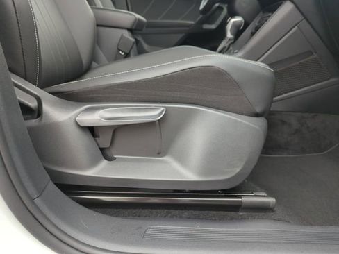 Used 2023 Volkswagen Tiguan SE image 37