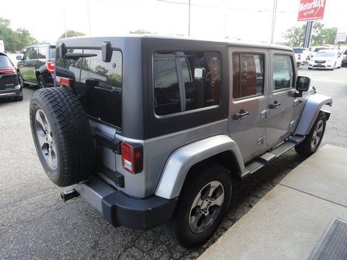 Used 2018 Jeep Wrangler Unlimited Sahara w/ Connectivity Group AWD/4WD image 4