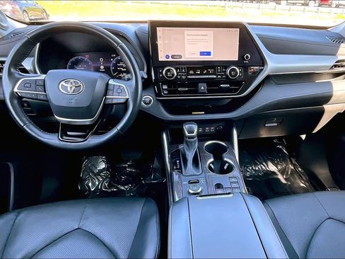 Used 2023 Toyota Highlander Platinum image 16