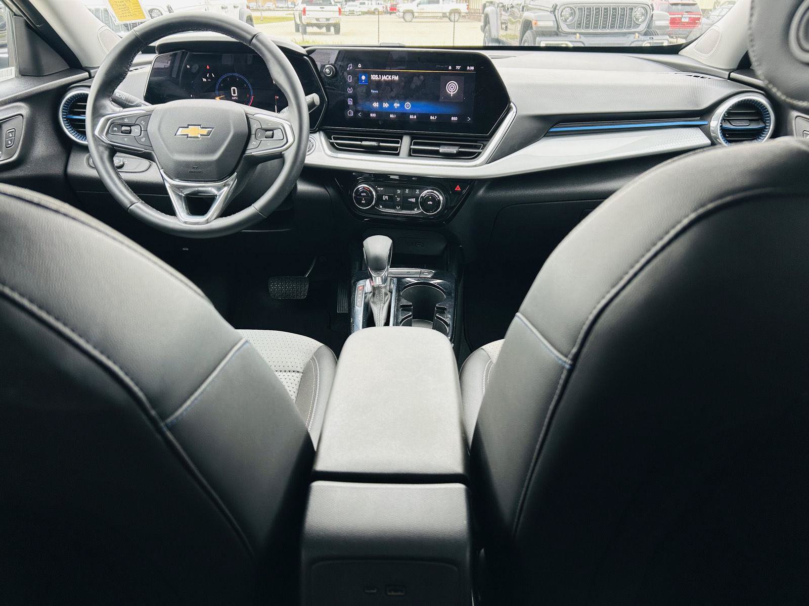 Used 2025 Chevrolet Trax LT w/ LT Convenience Package FWD image 22