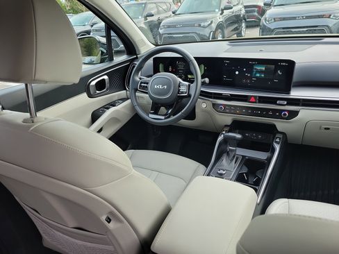 Certified 2025 Kia Sorento EX w/ Panoramic Sunroof Package image 12