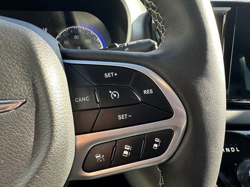 Used 2023 Chrysler Pacifica Touring-L image 17