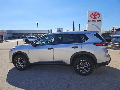 Used 2024 Nissan Rogue S image 2